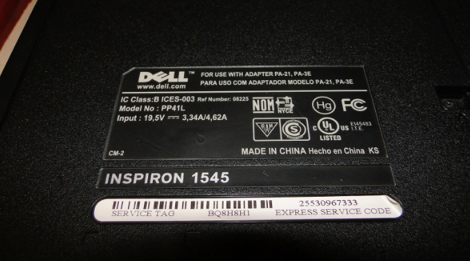Service Tag của laptop Dell được đặt ở mặt sau của máy