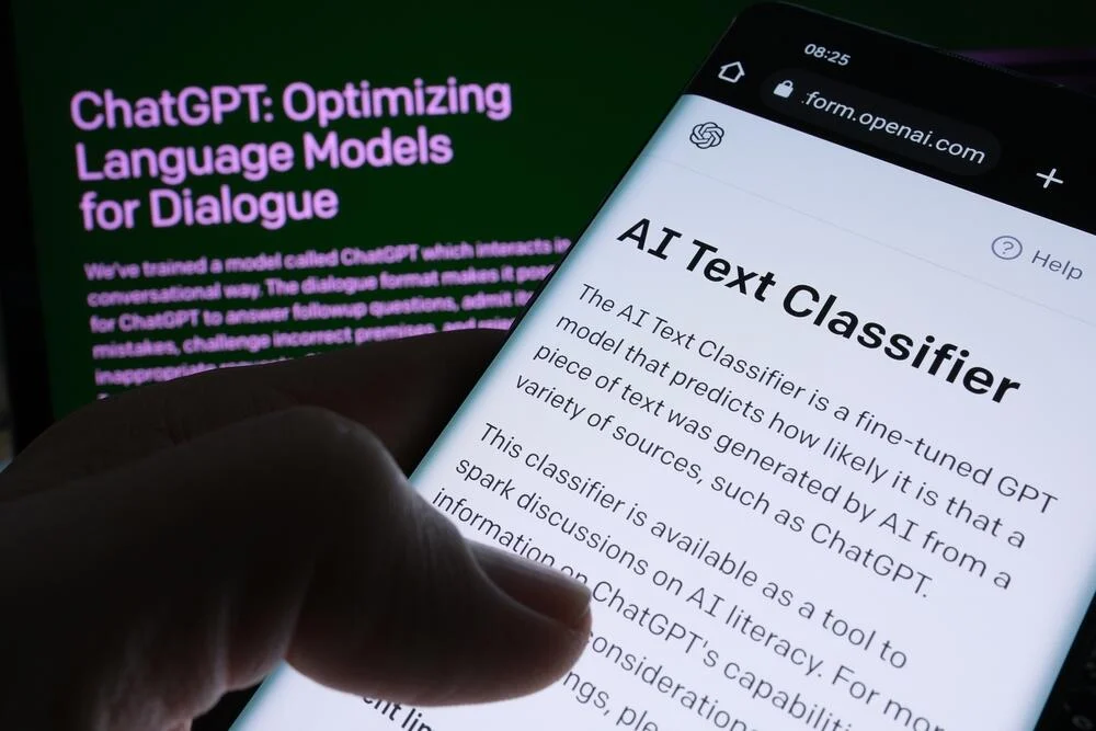 AI Text Classifier giúp phát hiện văn bản do người viết hay AI viết