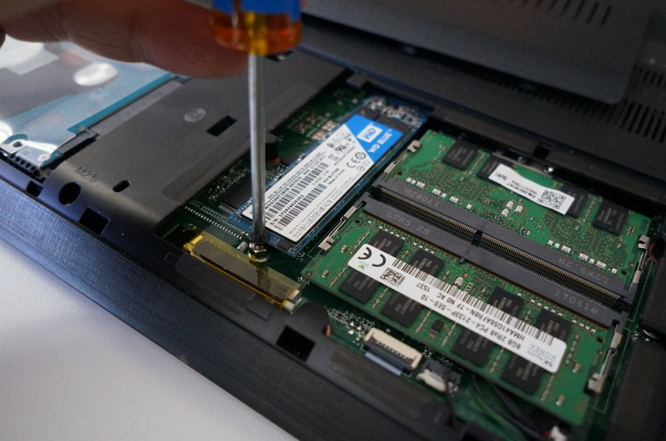 Tháo mở mặt lưng để nâng cấp SSD cho Laptop Dell